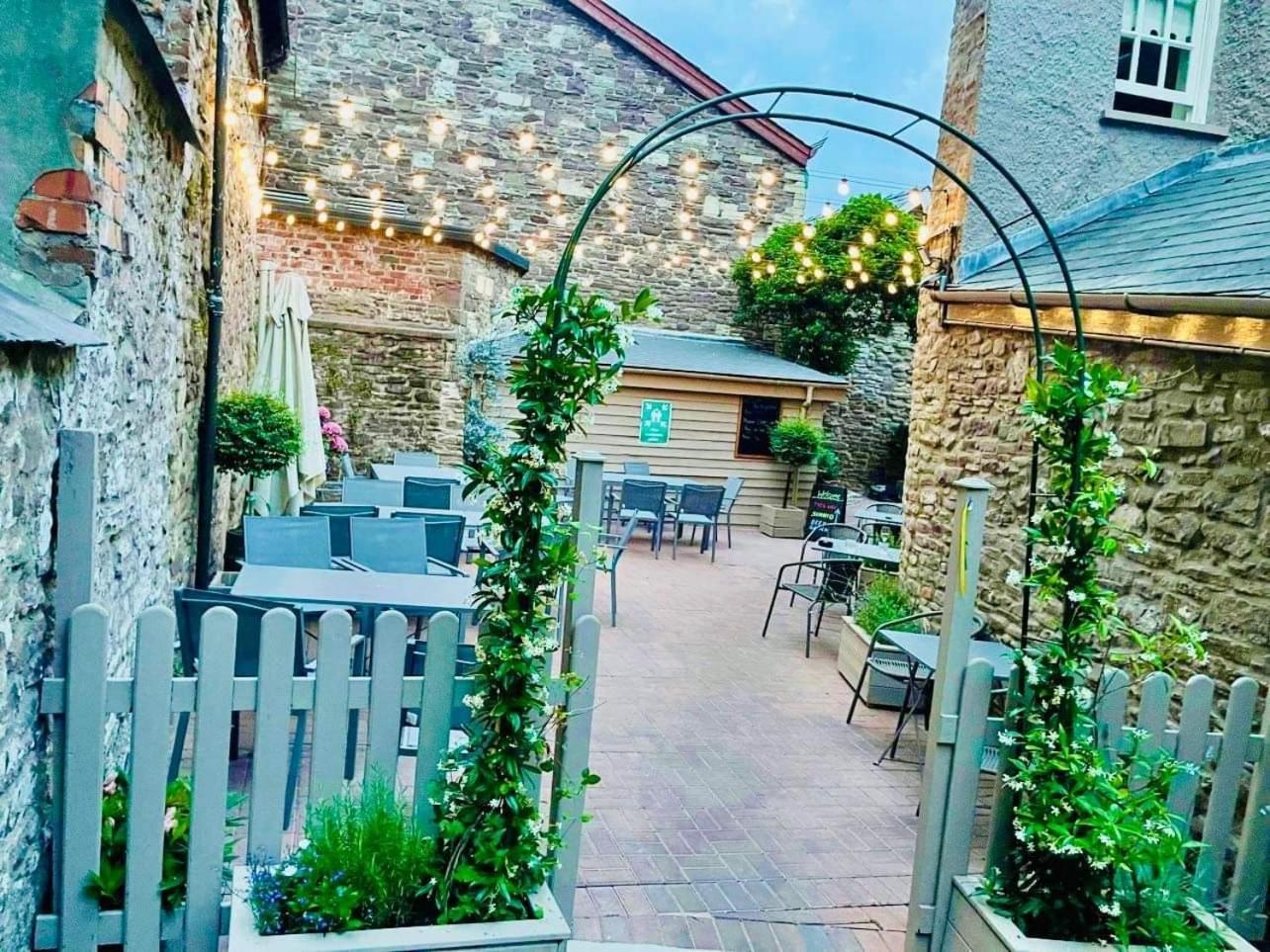 The Kings Head Hotel Abergavenny Ngoại thất bức ảnh